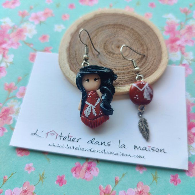 Boucles d'oreilles asymétriques indienne et plume