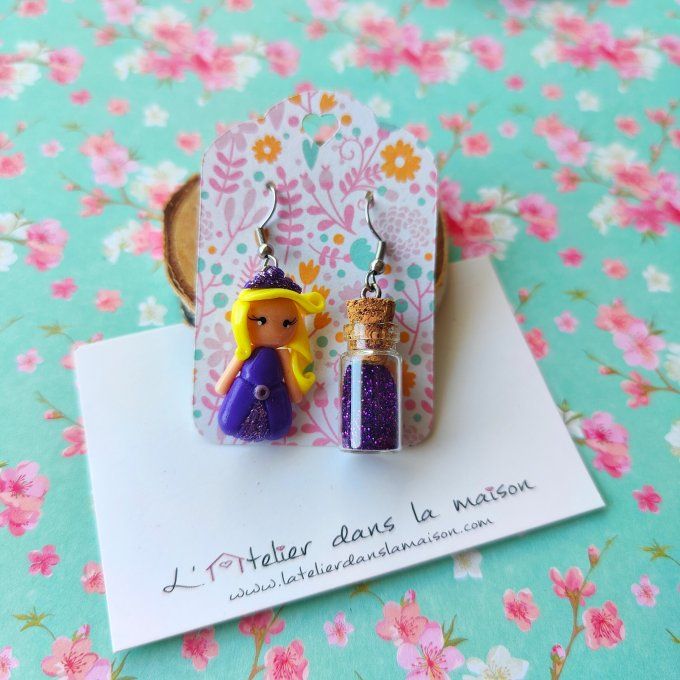 Boucles d'oreilles asymétriques princesse et fiole de paillettes violettes