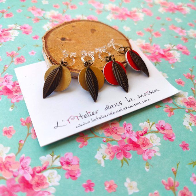 Boucles d'oreilles avec ou sans perçage en simili or ou rouge et feuille