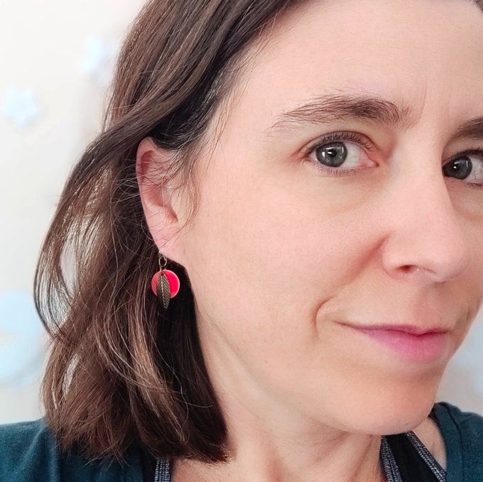 Boucles d'oreilles avec ou sans perçage en simili or ou rouge et feuille
