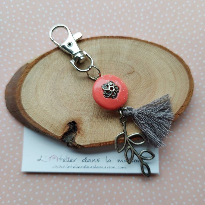Porte-clé médaillon corail et pompon gris