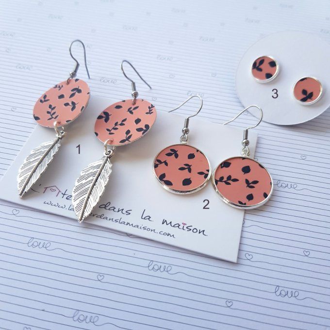 Boucles d'oreilles en simili cuir corail et motifs noirs