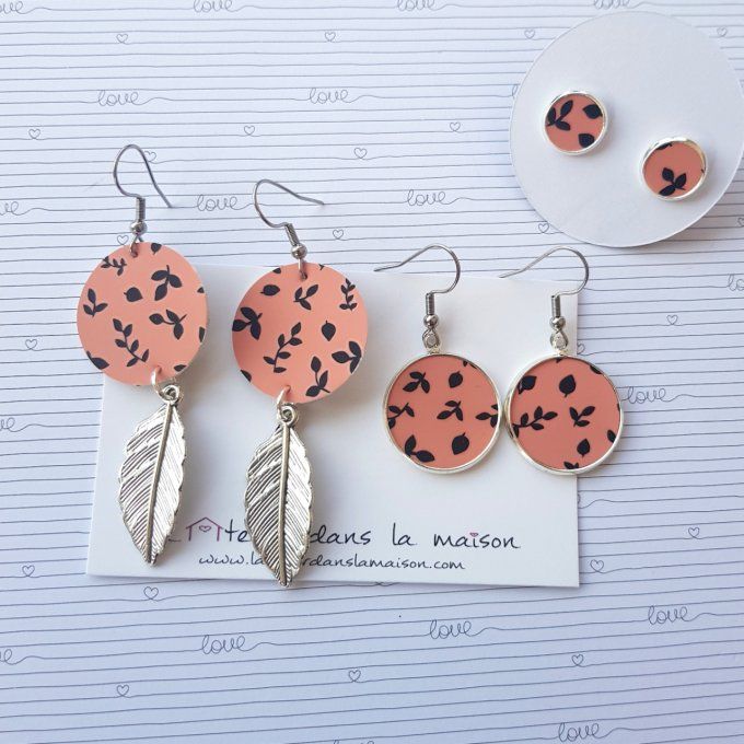 Boucles d'oreilles en simili cuir corail et motifs noirs