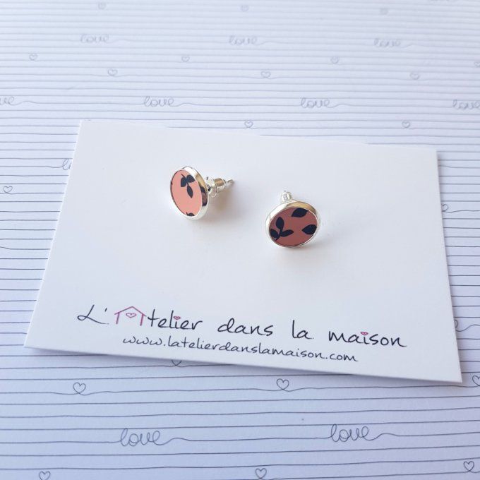 Boucles d'oreilles en simili cuir corail et motifs noirs